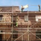 Varios operarios, durante los trabajos de reforma de la emblemática Ferrería de San Blas