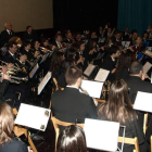 Enrique Fernández dirige a las bandas de Cistierna y Valencia de Don Juan.