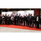 Foto de familia de las autoridades y los galardonados antes del inicio del acto que se celebró en el Palacio de Exposiciones. JESÚS F. SALVADORES