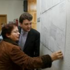 El alcalde, Carlos López Riesco, explicó ayer con planos las obras a los vecinos de Cuatrovientos