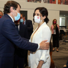 Alfonso Fernández Mañueco saluda a la presidenta de Madrid, Isabel Díaz Ayuso, ayer, en Fitur. BENITO  ORDÓÑEZ