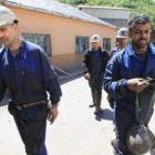 La docena de mineros del pozo Santa Bárbara de Antracitas de Brañuelas saliendo de la galería.