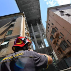 Un bombero bajo el puente que se derrumbó. LUCA ZENNARO