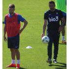 Herrero, a la derecha, junto a David Goldar en un entrenamiento en el Anexo de El Toralín. L. DE LA MATA