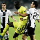 Lefteris Sakellariou, derecha, lucha por el balón con Altidore.