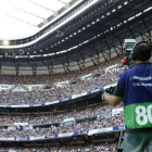 Cámara durante la retransmisión en una cadena de pago de un partido de la Liga de fútbol.