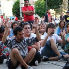 Los indignados en la asamblea celebrada frente a Botines.