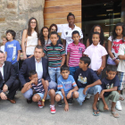 El concejal de Acción Social y el alcalde, en primera fila y agachados, con los niños.