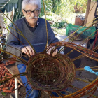 Antonio González, de 77 años, manufacturando un cesto en Hornija (Corullón). M. FÉLIX