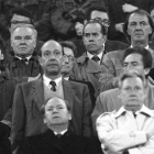 Fermín Ezcurra, a la izquierda, en el Camp Nou, en los años 80. En la fotografía, Ladislao Kubala,  Luis Suárez,  César Luis Menotti, Josep Lluís Núñez, Josep Lluís Vilaseca, Josep Pulido y Francesc Casals.
