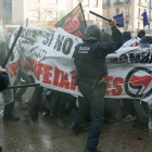 Cargas en Gerona en un acto antifascista contra Vox, ayer jueves.