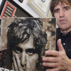 El cantante vasco Mikel Erentxun con la portada del disco ‘24 golpes’.