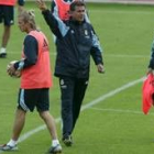 Beckham, en un entrenamiento del Real Madrid, atiende las indicaciones de su entrenador, Queiroz