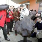 Cientos de curiosos se acercaron a las instalaciones del Coto Escolar para observar el meteorito