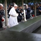El papa reza durante su visita al memorial del 11-S.