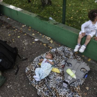 Niños refugiados de corta edad en la frontera de Croacia.