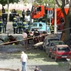 La policía acordona la calle madrileña donde estalló una bomba de ETA