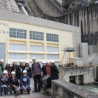 El grupo de estudiantes, en las instalaciones de la central hidroeléctrica de Bárcena. DL