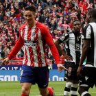 Fernando Torres celebra el tercer gol del Atlético ante el Levante. FERNANDO ALVARADO