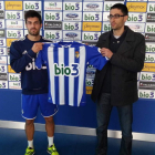 Saúl, con su nueva camiseta durante el acto de presentación que tuvo lugar en El Toralín.