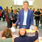 El líder del PP en Badalona, Xavier García Albiol, votando en las elecciones municipales este 26 de mayo.