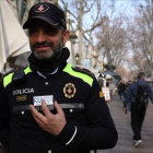 Un agente de la Guardia Urbana de Barcelona muestra el nuevo dispositivo en el uniforme.
