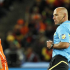 Fotografía de archivo que muestra al árbitro del Reino Unido Howard Webb junto al jugador holandés Wesley Sneijder en la final del Mundial 2010.