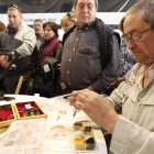 Un artesano hace una demostración en directo del montaje de una pluma.