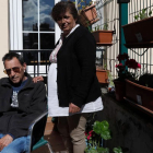 Jesús y Mariana, en la terraza de la casa hogar San Vicente de Paúl donde residen temporalmente. FERNANDO OTERO