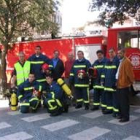 Los voluntarios muestran sus nuevos trajes ignífugos