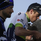 Mathew Hayman besa el adoquín que recibe el ganador de la París-Roubaix ante Tom Boonen, segundo clasificado.