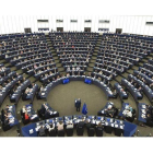 El presidente de la Comisión Europea, Jean-Claude Juncker (c), ofrece su discurso anual sobre el estado de la Unión en el Parlamento Europeo.