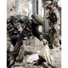 Soldados iraquíes investigan en los restos del  lugar del atentado