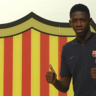 Dembelé posa ante el escudo del Barça en las oficinas del Camp Nou.