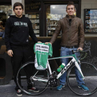 Miguel Ángel y Pablo Benito con el maillot del Caja Rural. RAMIRO