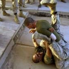 Dos marines practican técnicas de defensa en Camp Baharia, cerca de Faluja