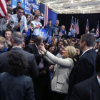 Selfi de Hillary Clinton con algunos de sus seguidores en el acto de los demócratas en Carolina del Sur.