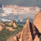 La cantera de Catisa, vista desde el mirador de Orellán tras los picachos de Las Médulas.