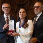 Gloria Estefan junto a su marido, Emilio Estefan (derecha), y el ministro de Cultura y Deporte, José Guirao, recogiendo la Medalla de Oro de las Bellas Artes. /