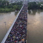 Vista aérea del puente de la frontera entre Guatemala y México en Ciudad Hidalgo (Chaipas), llena de integrantes de la caravana de hondureños, el 20 de octubre del 2018
