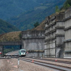 El primer tren en pruebas de Pajares, a su llegada a Campomanes. J. CASARES