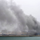 Columna de humo procedente de la central eléctrica de Waterport, en Gibraltar, este domingo.