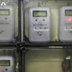 Contadores de electricidad en una comunidad.