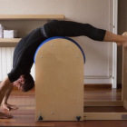 Un hombre hace ejercicios en el Estudio Original Pilates en Barcelona.