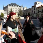 Despùés del acto, las águedas siguieron su fiesta en la calle