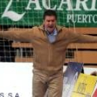 El técnico leonés se lamenta en la cancha del Cantabria por el empate con el que concluyó el partido