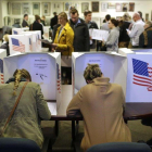Electores preparan su votación en un colegio de Des Moines (Iowa).