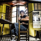 Muñoz, retratado en Casa Benito, presenta esta noche su nuevo título en el Gran Café. DEMIAN ORTIZ