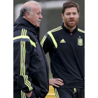 Xabi Alonso dialoga con Del Bosque en un entrenamiento.
