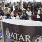 Trabajadores filipinos, a la espera de poder viajar a Qatar.
